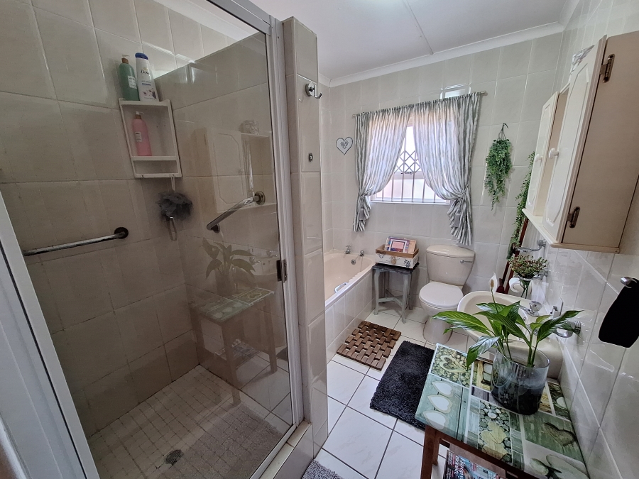 4 Bedroom Property for Sale in Wavecrest Eastern Cape